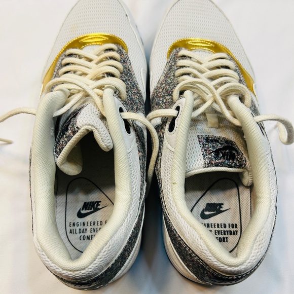 Nike Air Max 1SE Running Trainers    Like New Condition - Picture 9 of 10